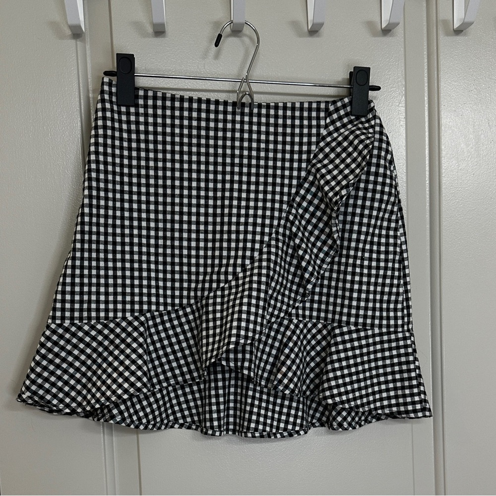 Forever 21 black and white gingham plaid skirt with front ruffles (size: small)